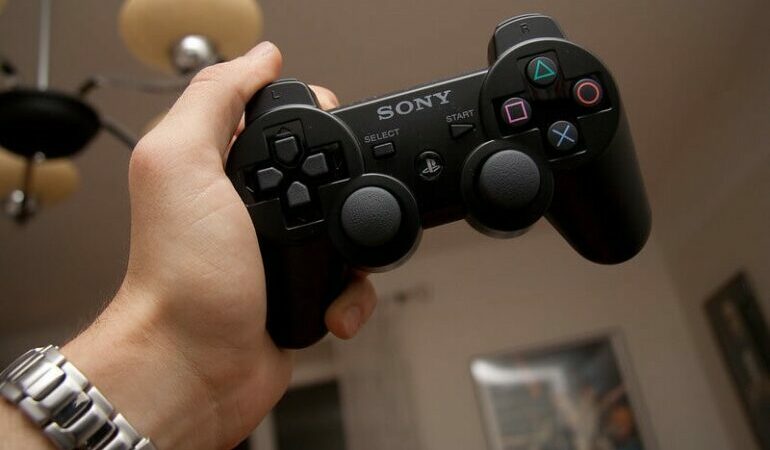 Существуют ли геймпады, подходящие для игры на Playstation 4